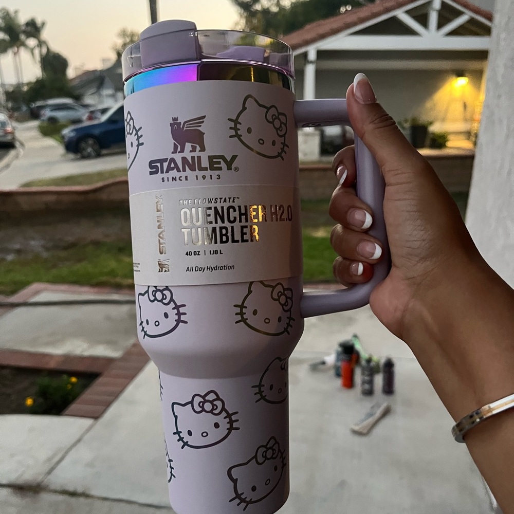 Stanley Lavender Hello Kitty Tumbler 40oz flowstate straw cap
Cup water bottle - Picture 3 of 3